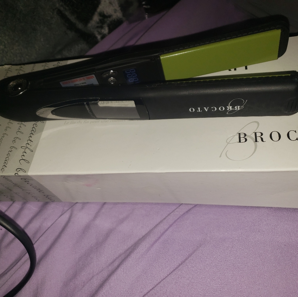Brocato vibrating hair straightener